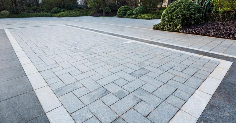 Gravier, pavés ou béton désactivé, options pour une allée durable